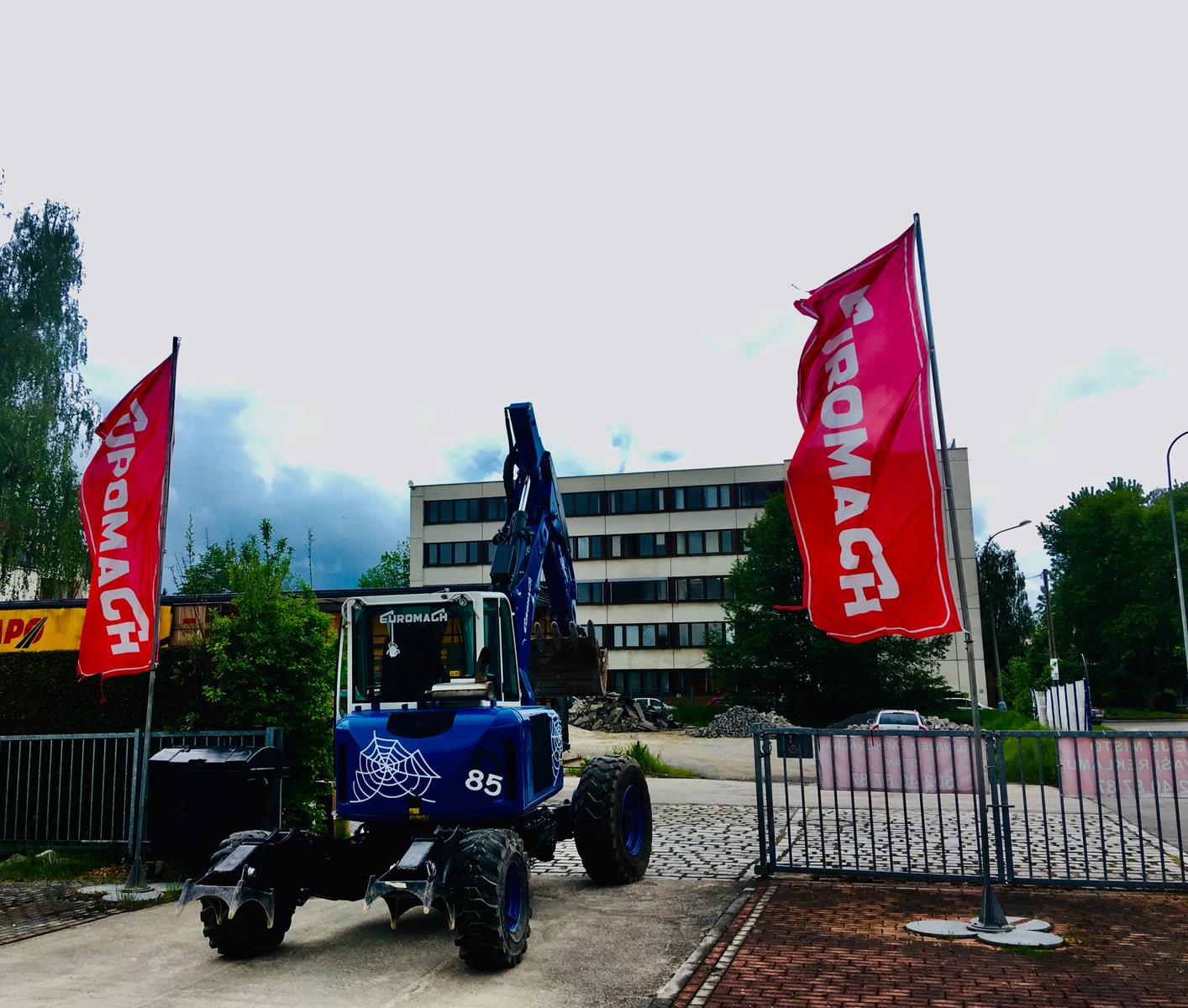 Euromach R85 2WD – Půjčovna stavebních strojů v ČR