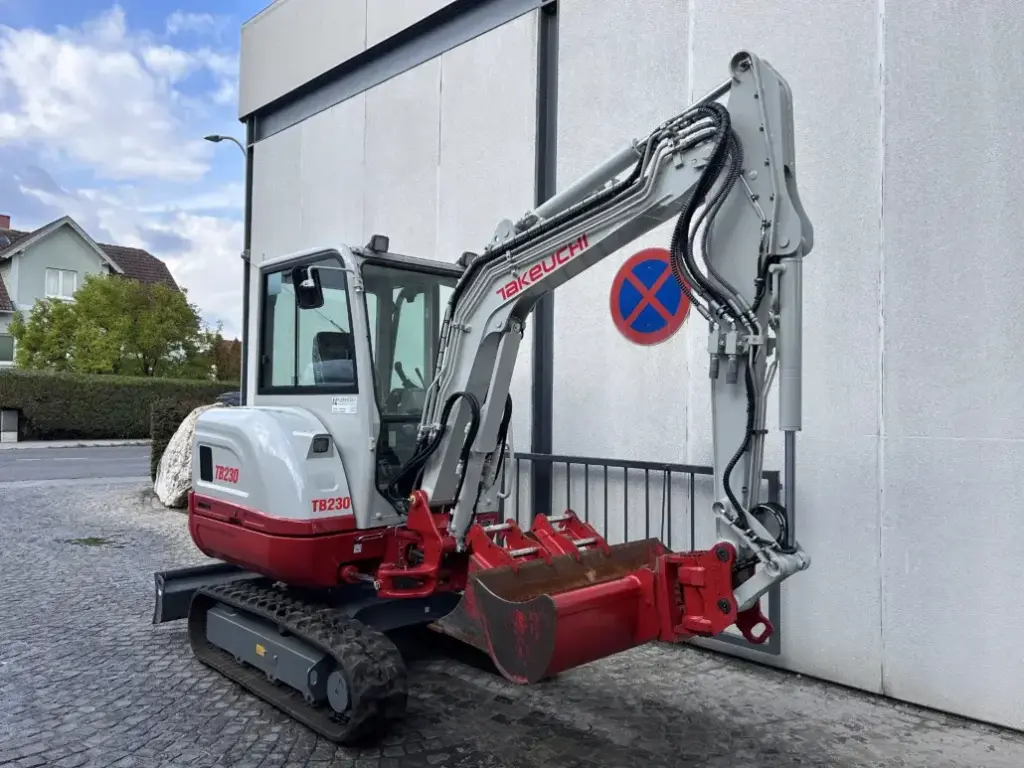 Takeuchi TB 230 GIT — fotografie 3 z 10