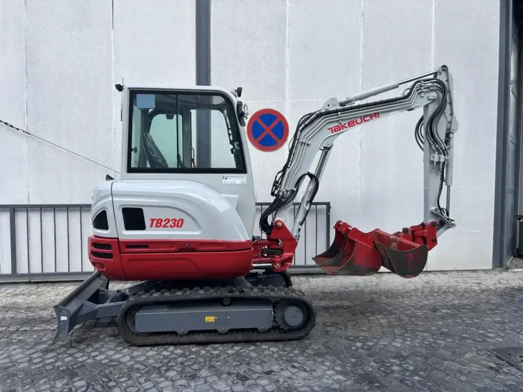 Takeuchi TB 230 GIT — fotografie 5 z 10