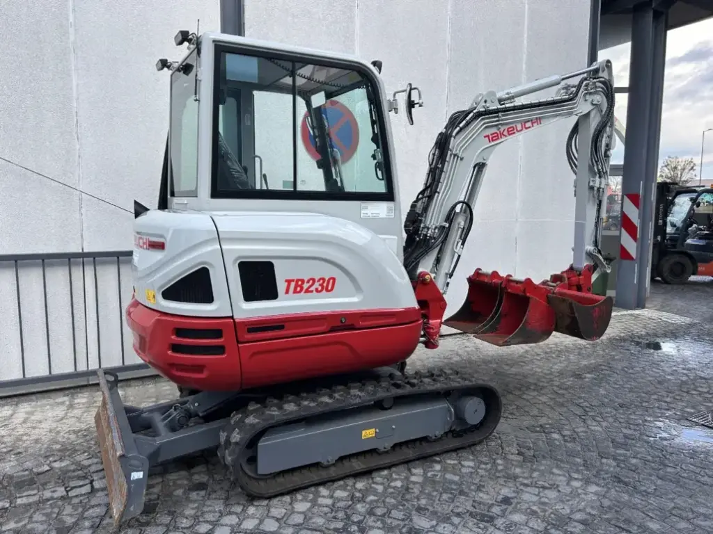 Takeuchi TB 230 GIT — fotografie 7 z 10