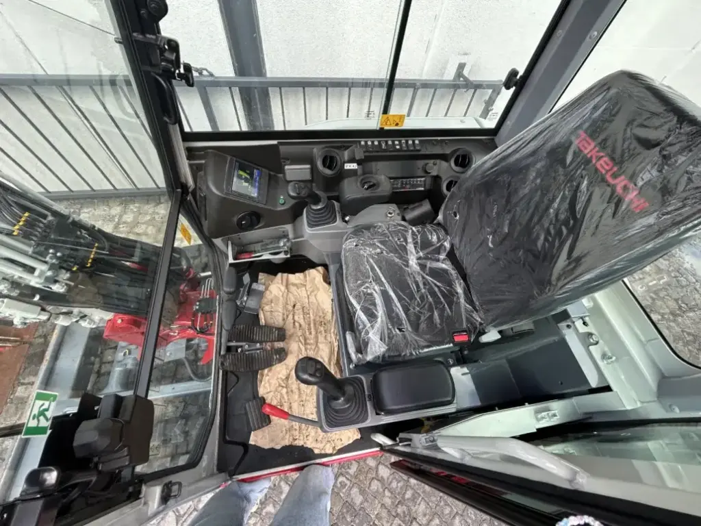 Takeuchi TB 230 GIT — fotografie 8 z 10